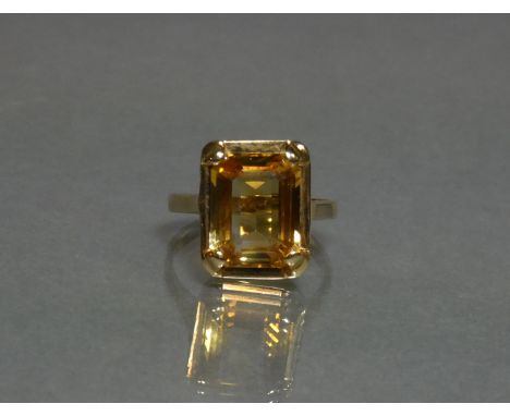 An 18K ring set rectangular-cut citrine, size O, weight 5.2g.