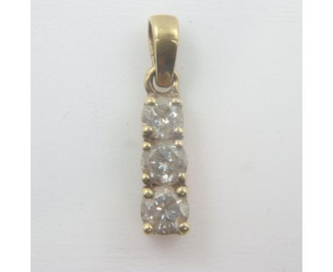 18ct gold three diamond pendant, 1.1g. UK P&amp;P Group 0 (£6+VAT for the first lot and £1+VAT for subsequent lots)