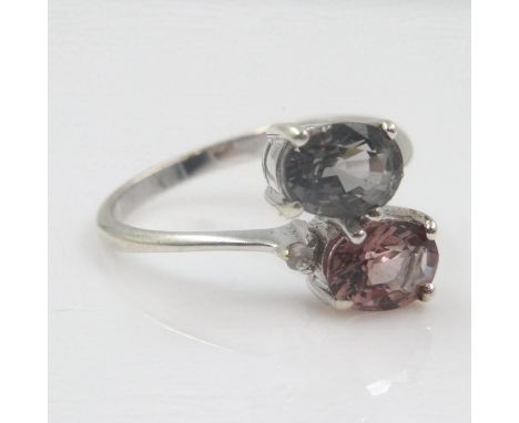 9ct white gold twin stone ring, size N/O, 2.4g. UK P&amp;P Group 0 (£6+VAT for the first lot and £1+VAT for subsequent lots)