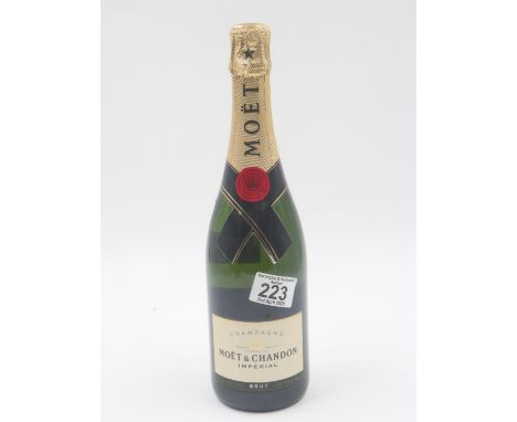 Single bottle of Moet &amp; Chandon Imperial champagne. UK P&amp;P Group 2 (£20+VAT for the first lot and £4+VAT for subseque