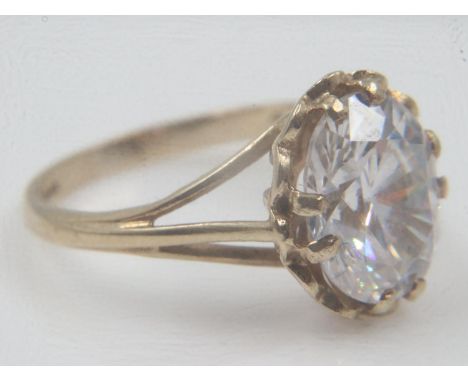 9ct gold stone set ring, size L, 2.7g. UK P&amp;P Group 0 (£6+VAT for the first lot and £1+VAT for subsequent lots)