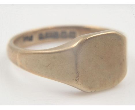 9ct gold gents signet ring, size T, 5.6g. UK P&amp;P Group 0 (£6+VAT for the first lot and £1+VAT for subsequent lots)