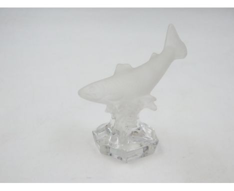 Nachtmann glass salmon on stand, H: 11 cm. UK P&amp;P Group 3 (£30+VAT for the first lot and £8+VAT for subsequent lots)