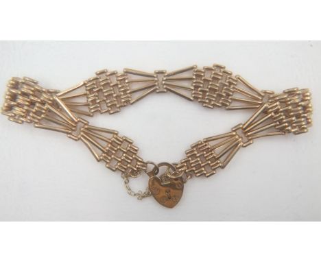 9ct gold gate bracelet with flat padlock fastening, 5.8g, L: 15 cm. UK P&amp;P Group 0 (£6+VAT for the first lot and £1+VAT f