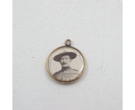 9ct gold Boer War/WWI locket/pendant with Baden Powel and Lord Roberts photographs. UK P&amp;P Group 0 (£6+VAT for the first 