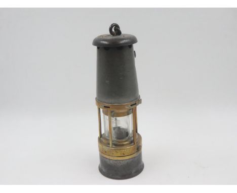 Wolf miners safety lamp. UK P&amp;P Group 2 (£20+VAT for the first lot and £4+VAT for subsequent lots) 