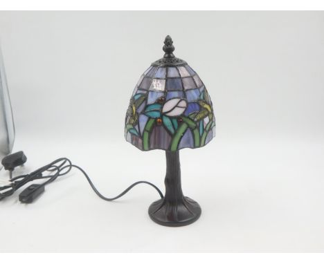 Tiffany style electric bird lamp, H: 32 cm. Not available for in-house P&amp;P