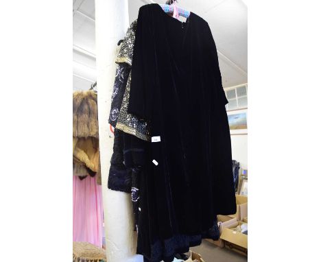 MIXED LOT VARIOUS VINTAGE LADIES DRESSES AND COATS
