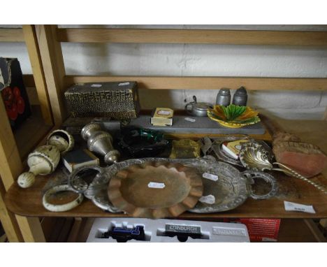 TRAY VARIOUS MIXED ITEMS TO INCLUDE CRIBBAGE BOARD, SILVER PLATED WARES