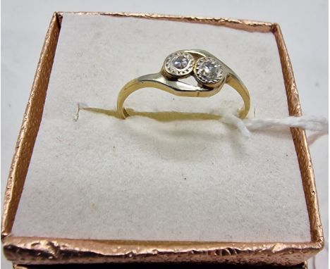 18CT GOLD TWO STONE DIAMOND RING - SIZE R - 1.7 GRAMS APPROX