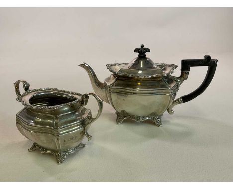 An Edwardian hallmarked silver teapot and matching sugar bowl, London, 1902, length of teapot 23.5cm, combined approx. 17.74o