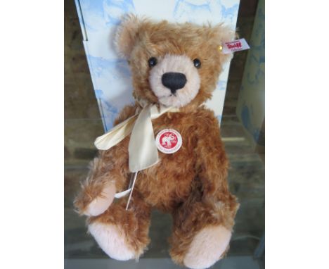 A Steiff Cinny the Bear - mohair - 30cm H - limited edition 193 of 1360 - with certificate and original box - in good conditi