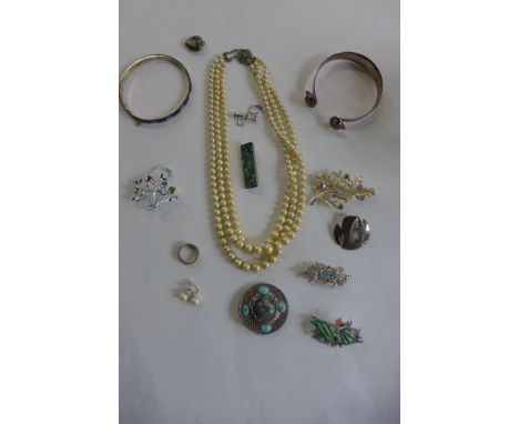 A small selection of silver and costume jewellery 