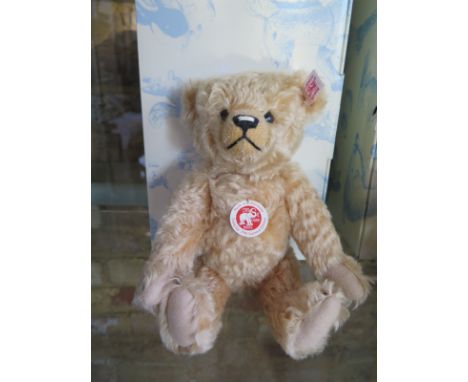 A Steiff Classic 1910 Bear Light Blond - mohair - 28cm - limited edition 1239 of 1910 -  with certificate and original box- i