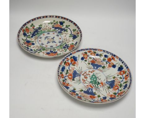 Two Chinese wucai dishes, Kangxi period, 28cm diameter
