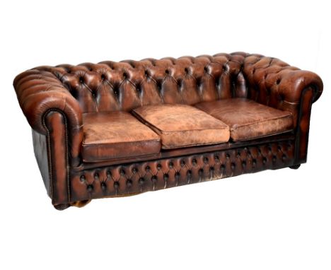 A contemporary brown leather Chesterfield three seater sofa (af).Additional InformationHeavily worn throughout. Cushions thro