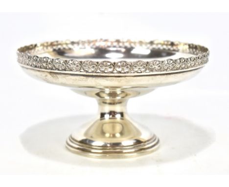 MAPPIN &amp; WEBB; a George V hallmarked silver tazza with fleur de lis pierced gallery on spreading circular foot, London 19