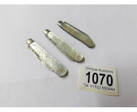 3 silver and mother of pearl pocket knives, Sheffield 1861/1874/1897.