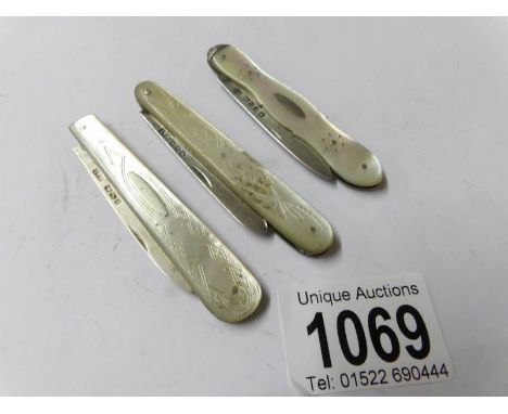 3 silver and mother of pearl pocket knives, Birmingham 1883/1896 and Sheffield 1884.