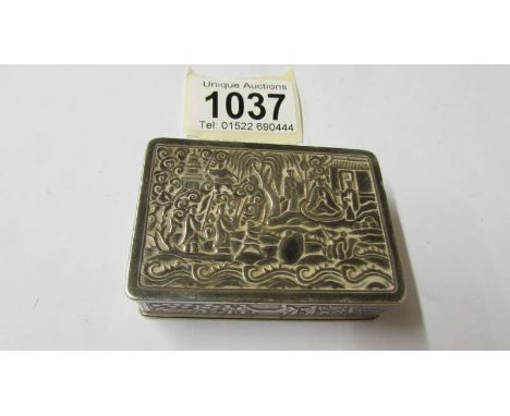 An embossed silver snuff/trinket box, 119.3 grams.