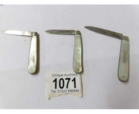 3 silver and mother of pearl pocket knives, Sheffield 1834/1890/1904.