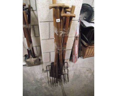 A quantity of garden tools, (collect only).