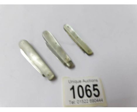 3 silver and mother of pearl pocket knives, Sheffield 1890/1893 and Chester 1897.