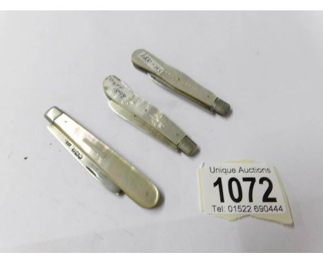 3 silver and mother of pearl pocket knives, Sheffield 1889/1893/1898.