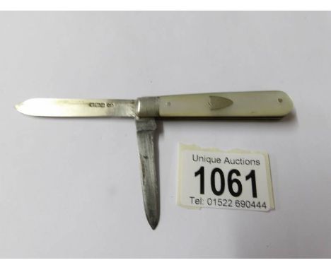 A silver and mother of pearl twin bladed pocket knife, Sheffield 1919.