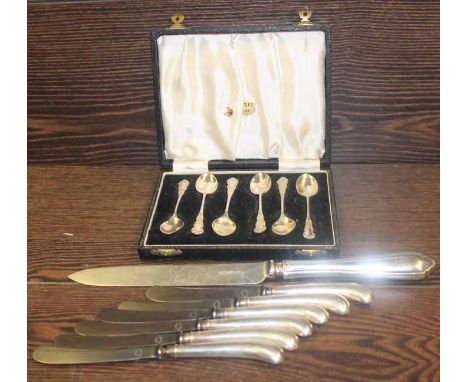 SET OF SIX SILVER TEASPOONS
inside a fitted case, together with a selection of silver flatware, including six silver coffee s