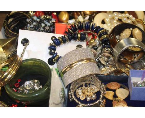 SELECTION OF COSTUME JEWELLERY
including gilt/enamel pendant set, milky crystal bracelet, crystal clover pendant etc.