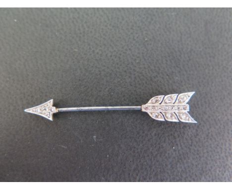 A rose-cut diamond arrow pin - Tests as platinum and gold with steel shaft - Length 4cms - Weight approx 1.5gms
Condition Rep