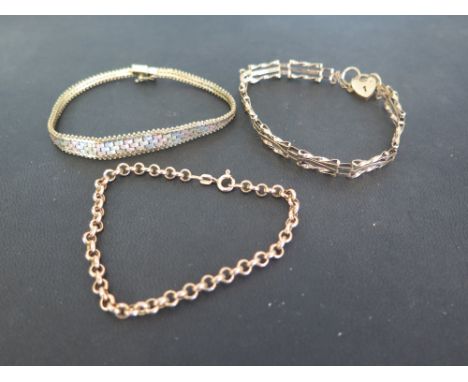 Three 9ct gold bracelets to include a small gate bracelet, rose gold belcher link and a three tone gold tapered flat link bra