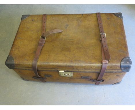 A large early 20th century trunk - Height 33 cm x Width 86 cm x Depth 50 cm 
Condition report: Polished condition
