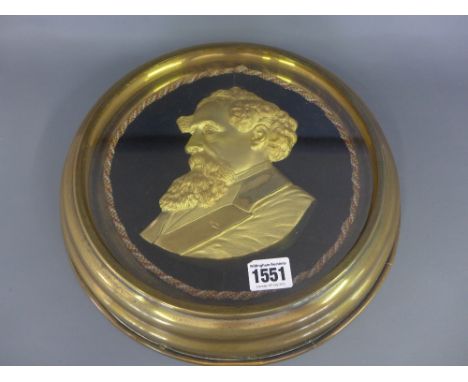 A gilt relief portrait in a brass frame - Diameter 32 cm 