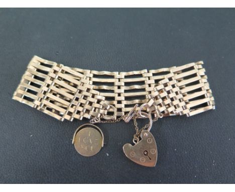 A pretty 9 ct gold gate bracelet with 7 bar width heart shape clasp - Length 19 cm plus lock - Weight approx. 25 grms 
Condit