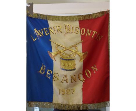 A 1920' French marching band flag on pole - Length of pole axe 250 cm
