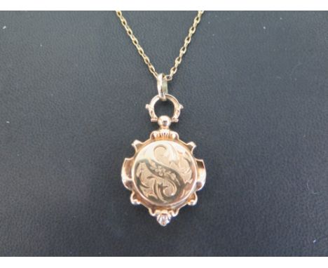 A textured photo locker pendant - Suspended from a fancy-link chain - Tests as higher carat gold - Length of pendant 4cms - L