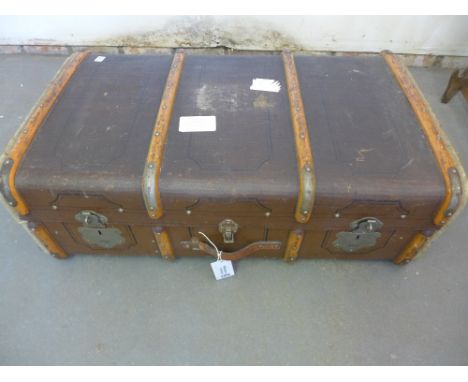 An early 1900's banded Travel trunk with internal tray, with old travel labels - 96 cm x 56 cm x 35 cm 