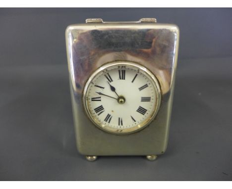 A silver cased carriage clock Birmingham 1912 with a French movement - Height 11 cm 
Condition report: Working, minor dents t