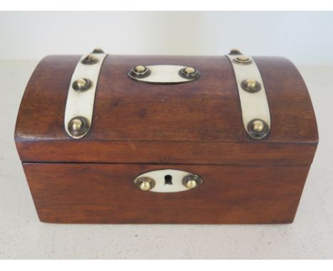 A 19th century tea caddy with ivory straps - Length 20 cm 
Condition report: Clean condition 
