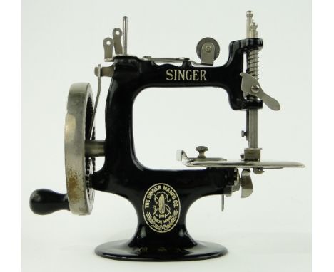 Child's Vintage Singer sewing machine,
height 6.25".
