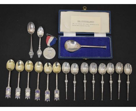 Cased reproduction Elizabeth II silver seal-top spoon, sponsor's mark of C J Vander Ltd, London 1968, along with a set of eig