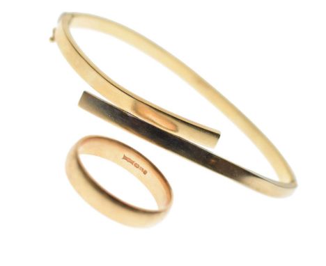 9ct bi-colour gold crossover hinged bangle, and a 9ct gold wedding band, size W, 11.8g approx (2)