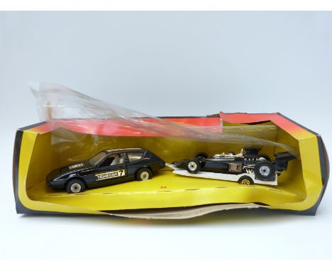 Corgi Toys diecast model gift set 32, Texaco Team Car 7 John Player Special F1 car and trailer GS32, in original box. 