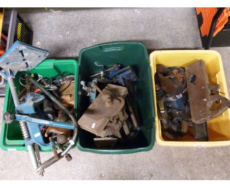 A collection of woodworking tools and planes including Record no 4 Victor, Stanley no 6, vices etc