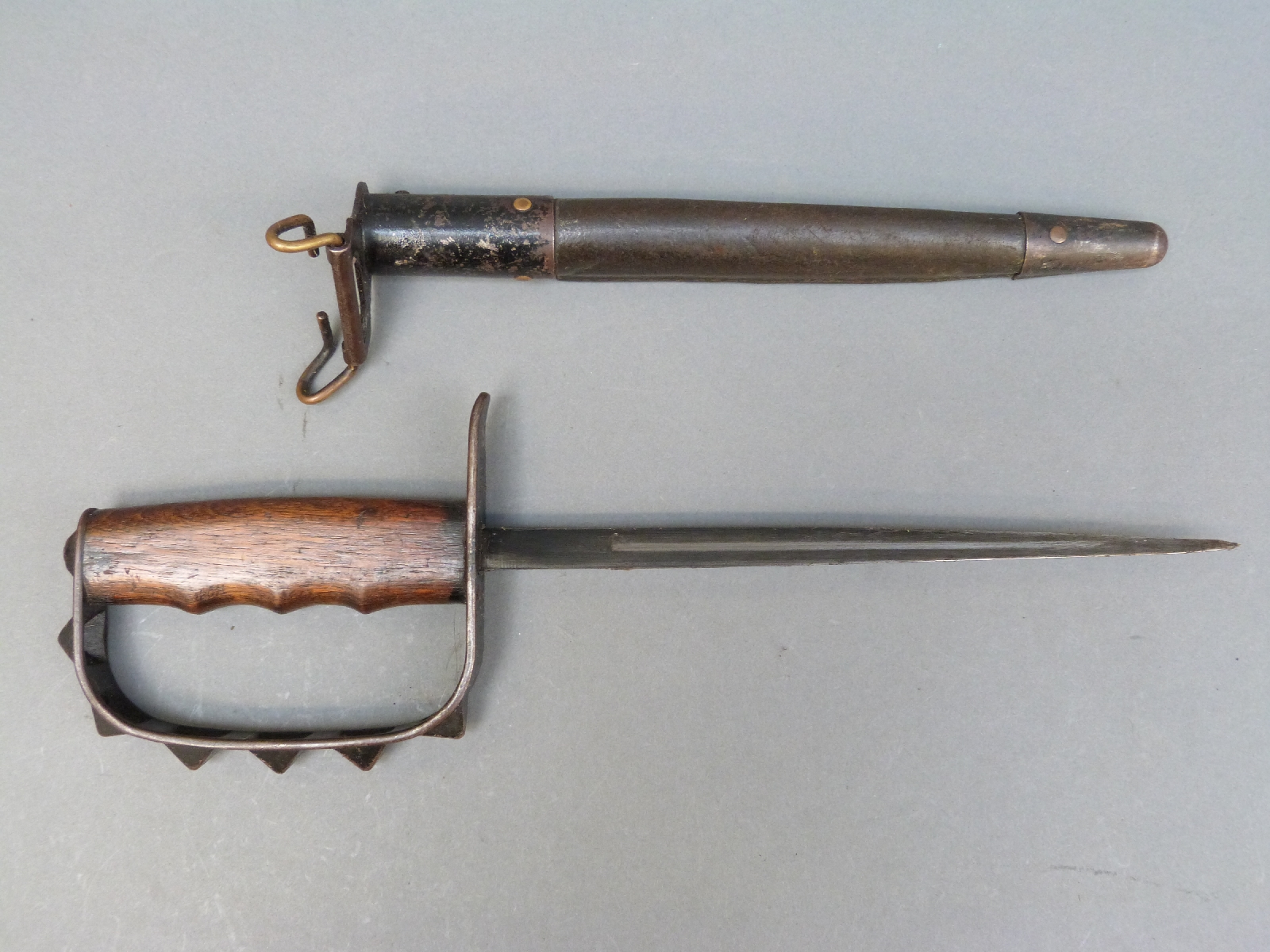 WWI US trench fighting knife stamped US LF & C 1917 with 9 inch