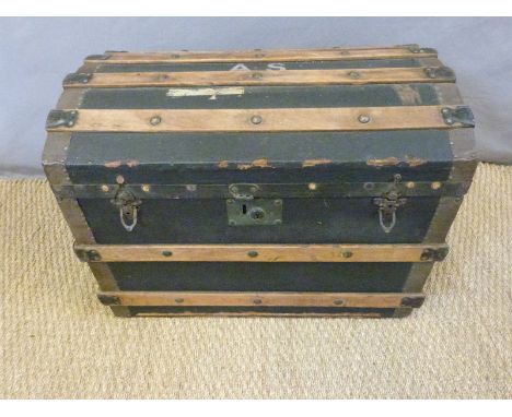 A vintage ash bound travelling or steamer trunk with lift out tray, W67 x D44 x H50cm 