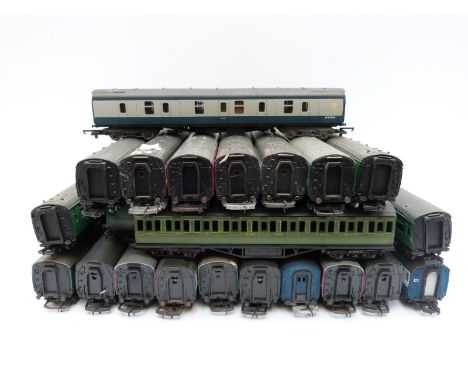 Twenty-eight Hornby and Lima 00 gauge carriages 
