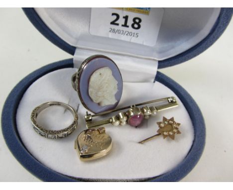 Gold heart locket and a pearl horseshoe stick pin both hallmarked 9ct, brooch, rings